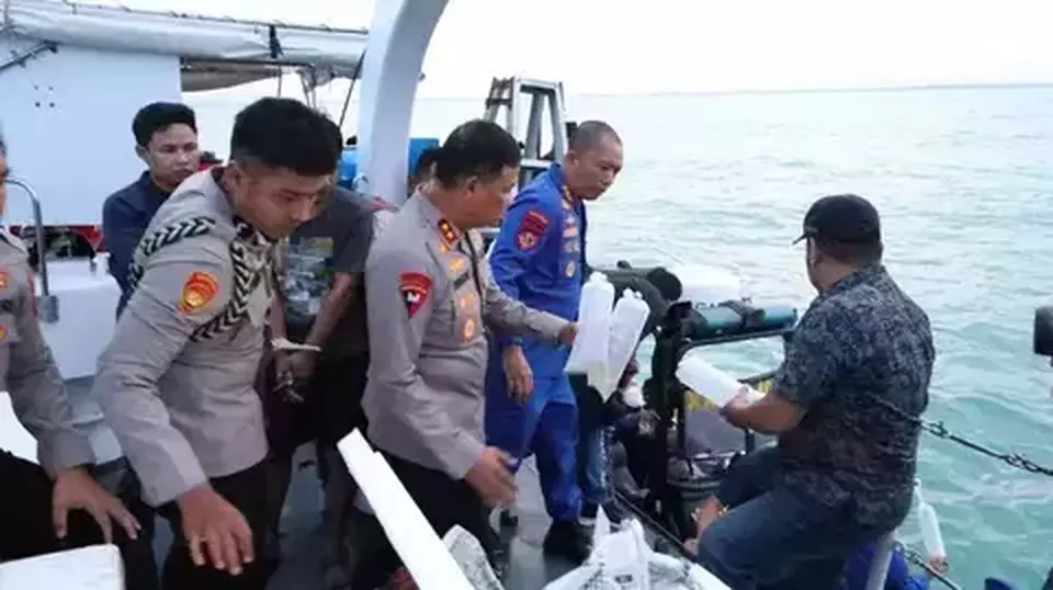 Polisi Melepaskan Benih Lobster Senilai $2 Juta yang Disita dari Jaringan Penyelundupan